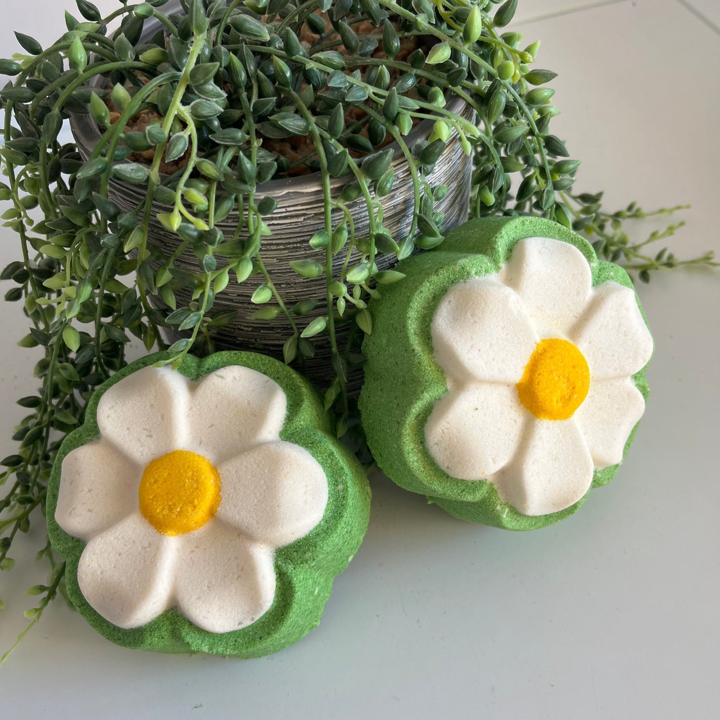 Daisy Shaped Supersized Spring Bath Bomb