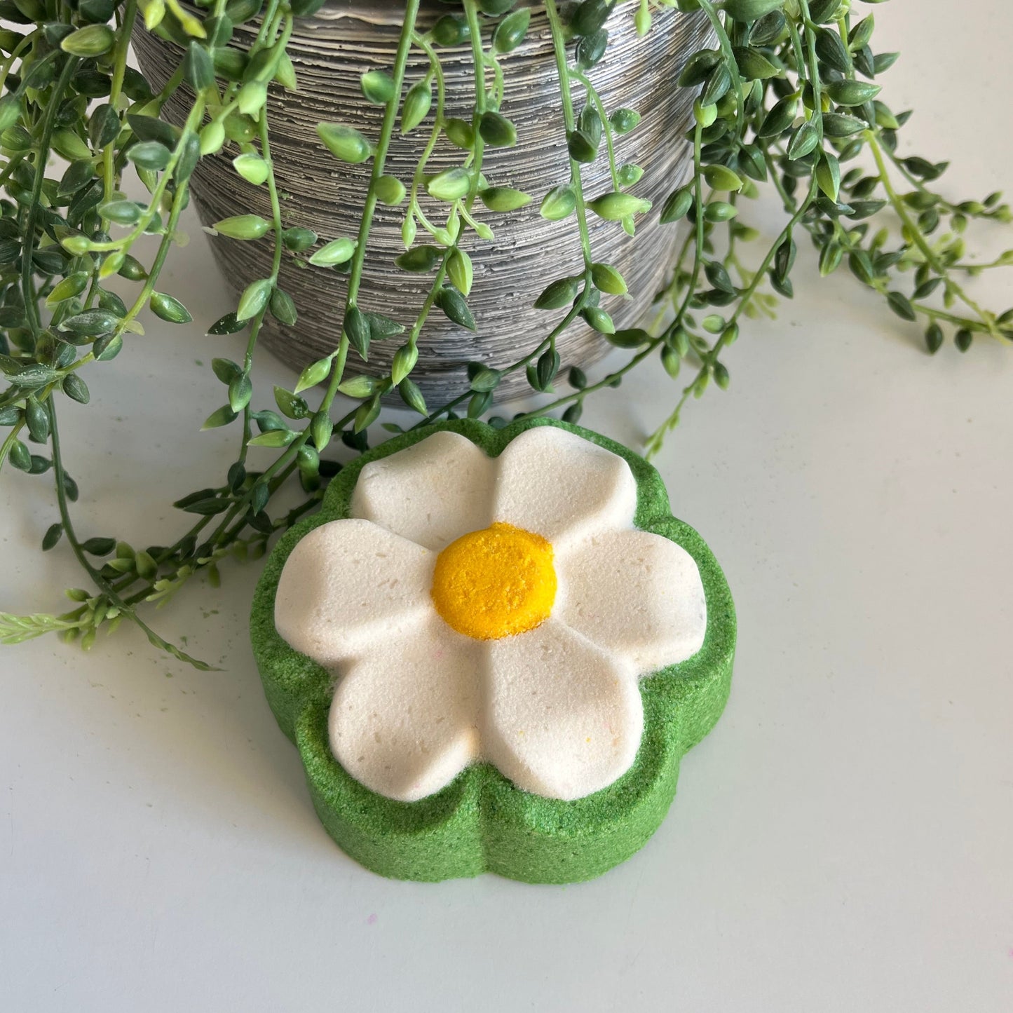 Daisy Shaped Supersized Spring Bath Bomb